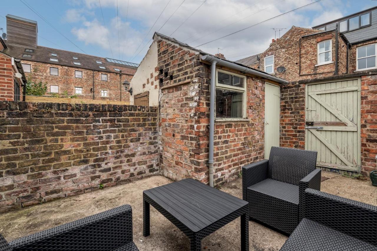 Pass The Keys Gorgeous Terrace Near Bishy Road Villa York Exterior photo